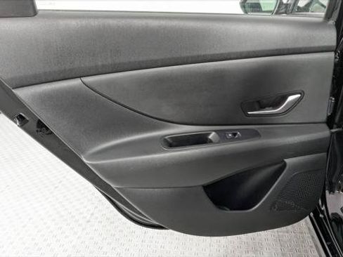Used 2025 Hyundai Elantra SE FWD image 16