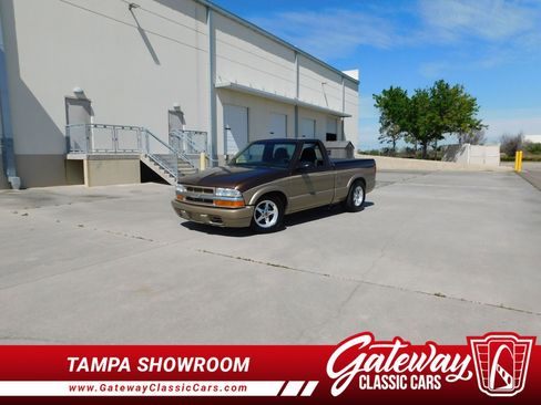 Used 2000 Chevrolet S10 Pickup LS w/ Preferred Equipment Group image 1