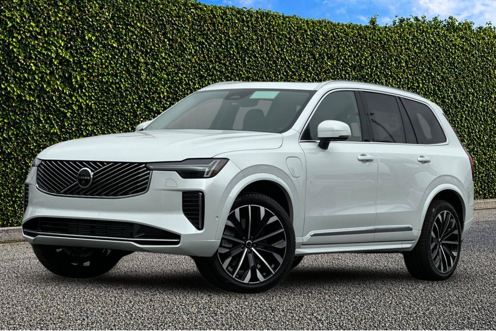 New 2025 Volvo XC90 T8 Plus w/ Protection Package Premier AWD/4WD image 1