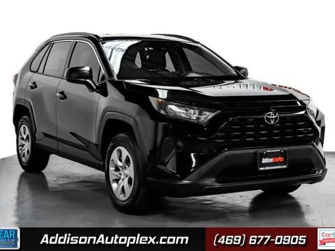 Used 2021 Toyota RAV4 LE image 1