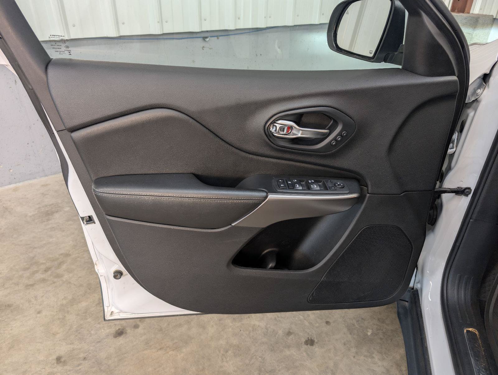 Used 2019 Jeep Cherokee Limited FWD image 18