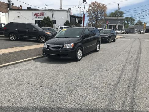 Used 2016 Chrysler Town & Country Touring image 2
