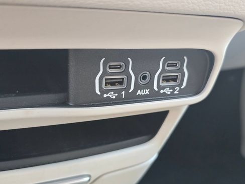 Used 2023 Chrysler Pacifica Touring-L FWD image 28