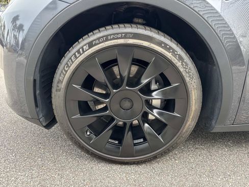 Used 2022 Tesla Model Y Long Range image 10