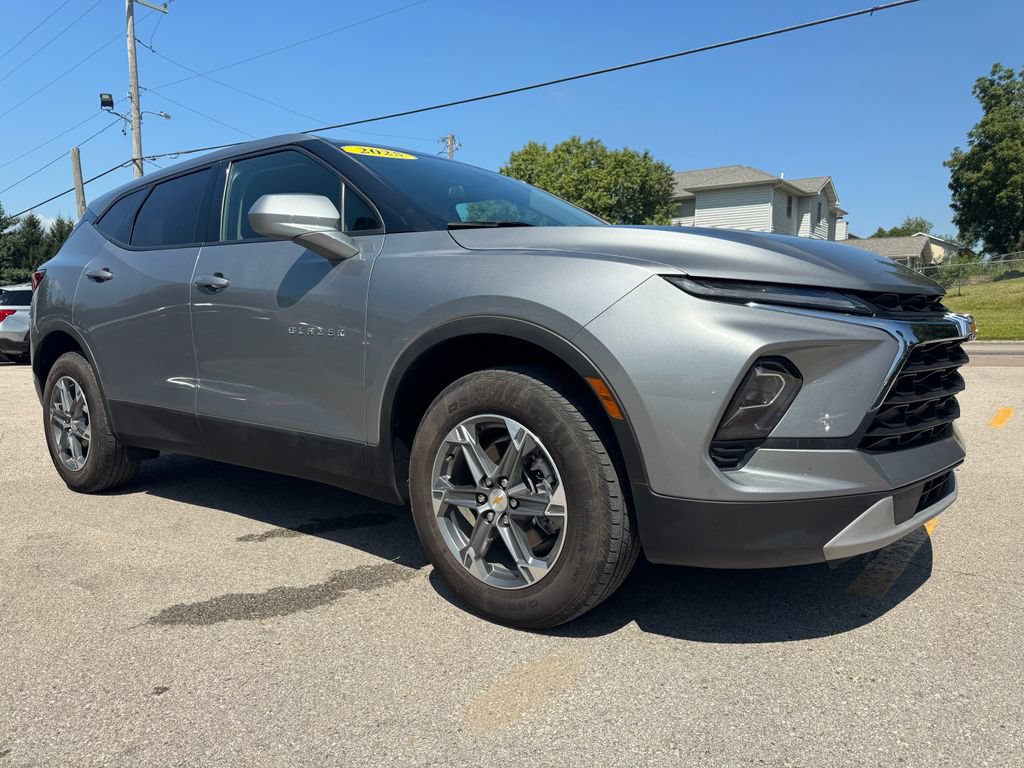 Used 2025 Chevrolet Blazer LT AWD/4WD image 3