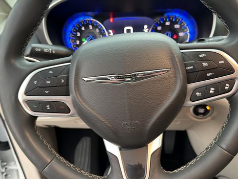Used 2023 Chrysler Pacifica Touring-L FWD image 17