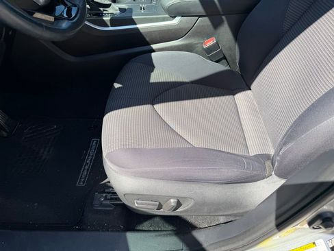 Used 2020 Toyota Highlander LE image 23