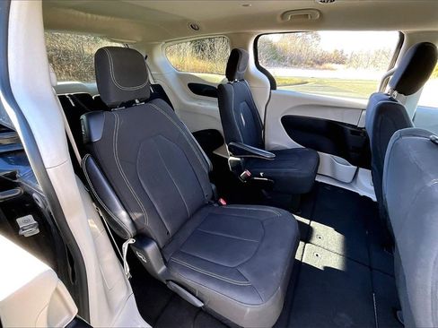 Used 2022 Chrysler Voyager LX image 23