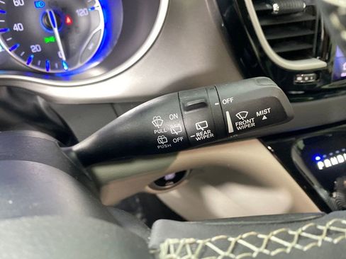 Used 2023 Chrysler Pacifica Touring-L image 16