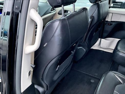 Used 2024 Chrysler Pacifica Touring-L image 12