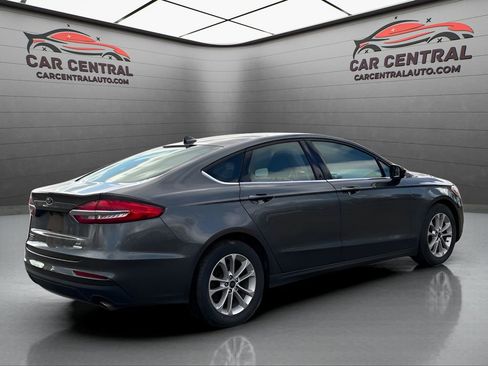 Used 2020 Ford Fusion SE image 5