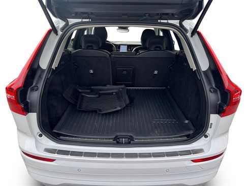 Certified 2022 Volvo XC60 B5 Momentum w/ Climate Package image 5