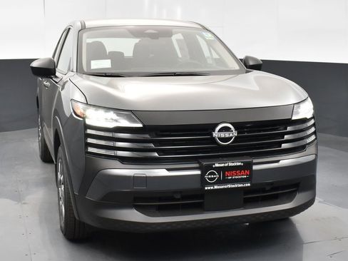 Used 2025 Nissan Kicks S image 2