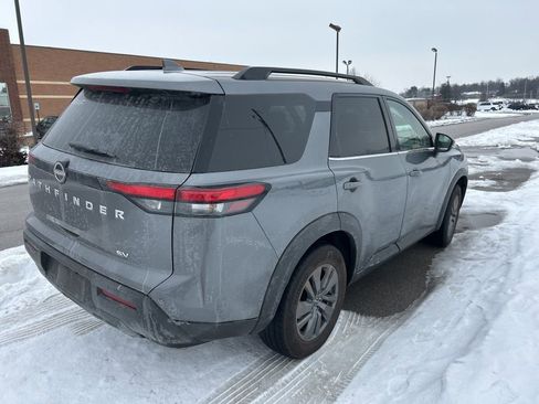 Used 2024 Nissan Pathfinder SV image 3