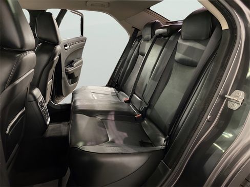 Used 2016 Chrysler 300 C image 10