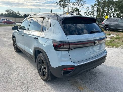 Used 2025 Volkswagen Taos SE FWD image 3