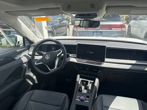 Used 2025 Volkswagen Tiguan SE w/ Panoramic Sunroof Package AWD/4WD image 12