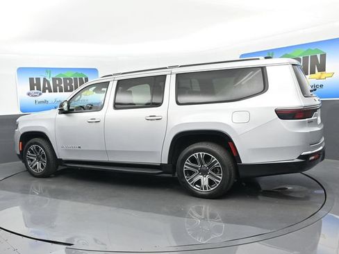 Used 2024 Jeep Wagoneer L Series II w/ Flexible Seating Group RWD image 3