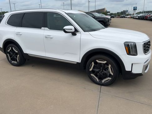 Used 2025 Kia Telluride S FWD image 3