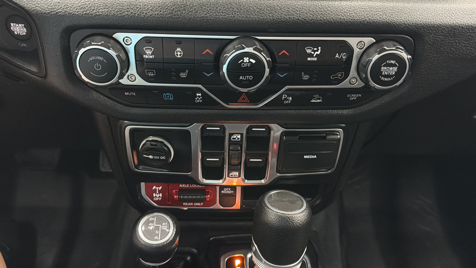 Used 2024 Jeep Wrangler Unlimited AWD/4WD image 23