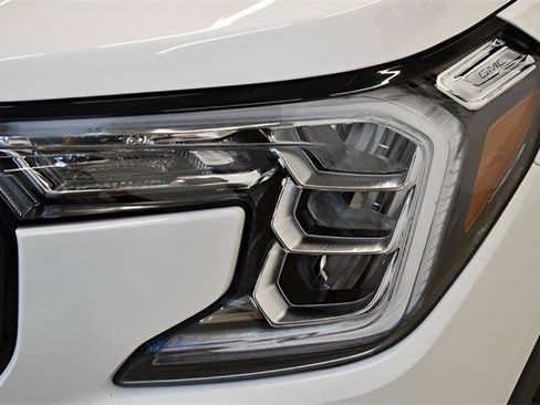 Used 2024 GMC Terrain SLT w/ Elevation Edition image 17