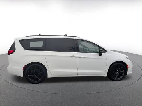 Used 2025 Chrysler Pacifica Limited FWD image 16