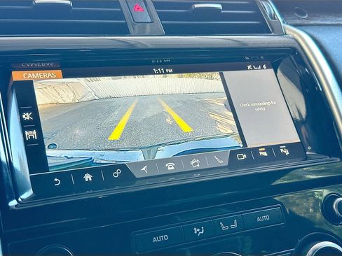 Used 2020 Land Rover Discovery HSE image 14