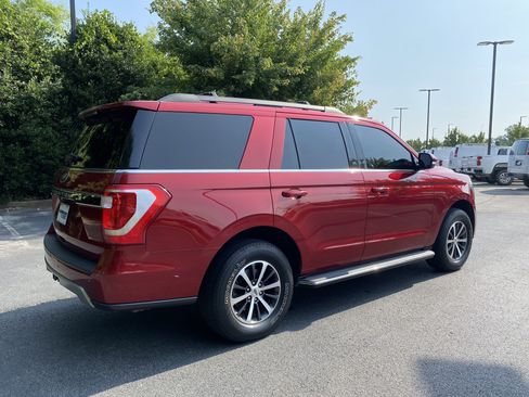 Used 2018 Ford Expedition XLT w/ Equipment Group 202A AWD/4WD image 9