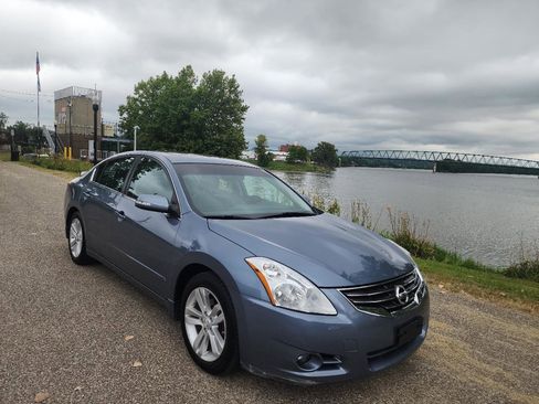Used 2011 Nissan Altima 3.5 SR w/ 3.5SR Premium Pkg FWD image 7