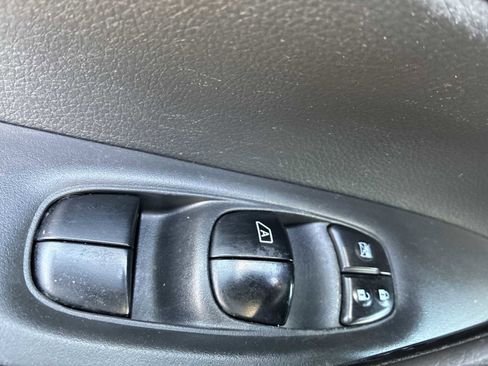 Used 2017 Nissan Rogue SV image 15