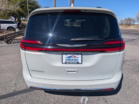 Used 2021 Chrysler Pacifica Touring-L image 4