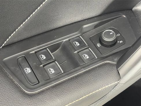 Used 2022 Volkswagen Tiguan SE AWD/4WD image 25