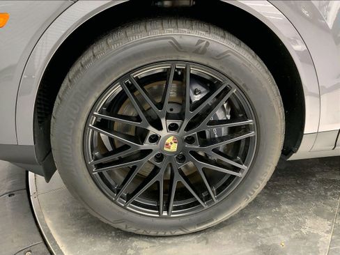 Used 2025 Porsche Cayenne image 11