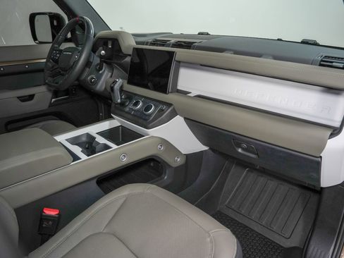 Used 2025 Land Rover Defender 110 X-Dynamic SE image 39