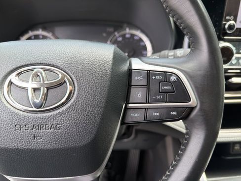 Used 2024 Toyota Highlander LE AWD/4WD image 35