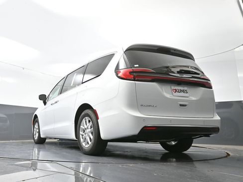 New 2026 Chrysler Pacifica Select image 52