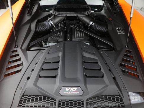 Used 2024 Lamborghini Huracan Sterrato image 33