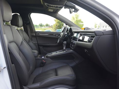 Certified 2021 Porsche Macan AWD/4WD image 27