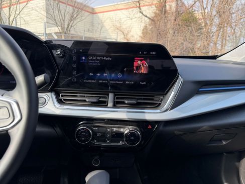 Used 2025 Chevrolet Trax LT w/ LT Convenience Package image 18