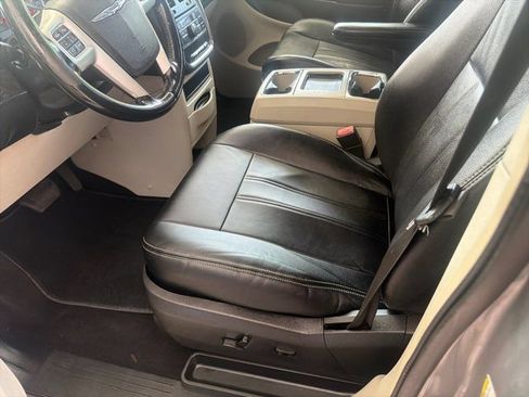 Used 2014 Chrysler Town & Country Touring FWD image 5