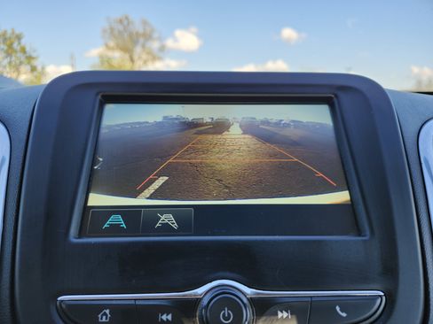 Used 2018 Chevrolet Equinox LS FWD image 2