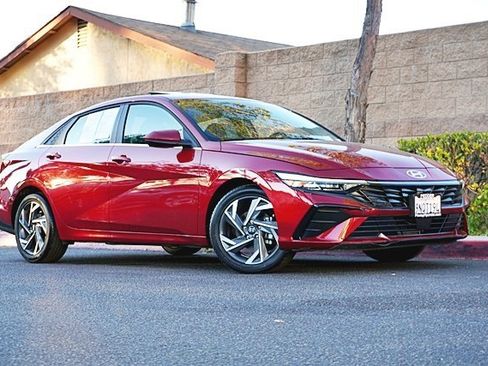 Certified 2025 Hyundai Elantra SEL image 2