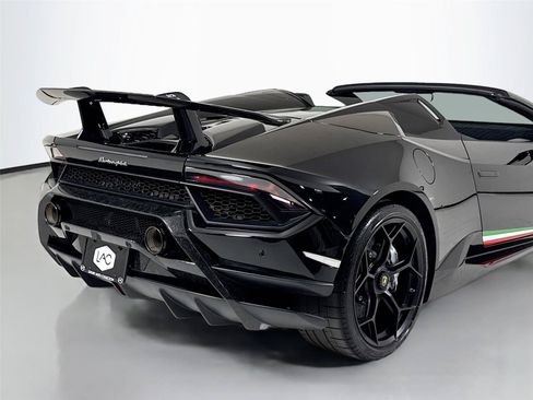 Used 2018 Lamborghini Huracan Performante AWD/4WD image 32