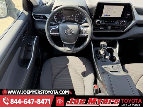 Used 2025 Toyota Highlander LE image 14