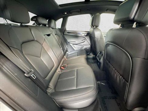 Certified 2025 Porsche Macan AWD/4WD image 24