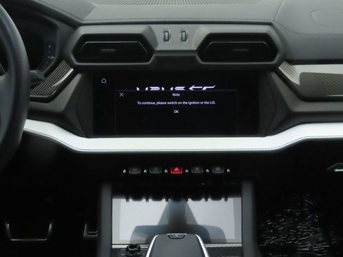 Used 2025 Lamborghini Urus SE image 14