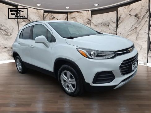 Used 2017 Chevrolet Trax LT w/ Driver Confidence Package AWD/4WD image 3