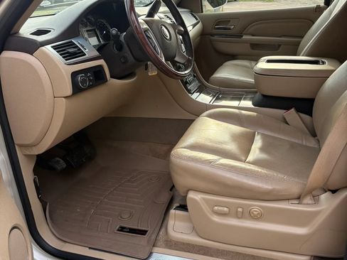Used 2011 Cadillac Escalade Premium AWD/4WD image 11