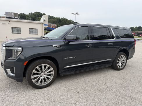 Used 2022 GMC Yukon XL Denali AWD/4WD image 3