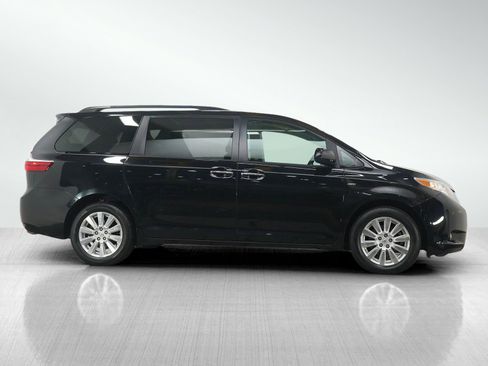 Used 2017 Toyota Sienna XLE image 6